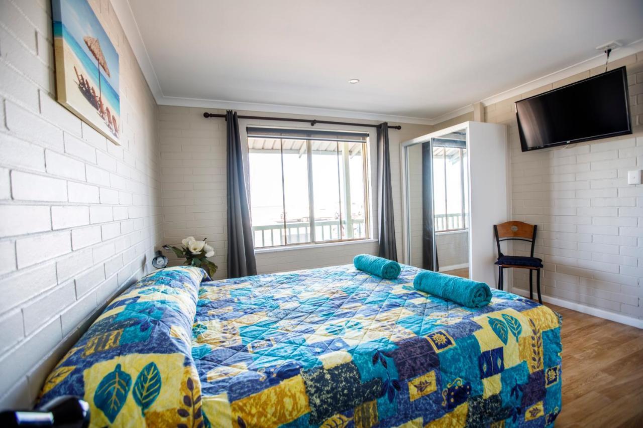 Shark Bay Seafront Apartments Denham Exterior photo